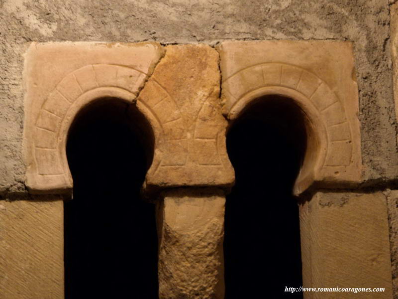VENTANAL MOZÁRABE GEMINADO HALLADO EN EXCAVACIONES DEL LADO NORTE DE LA CATEDRAL